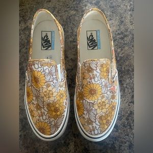 Vans Trippy Floral slip-ons Women’s size 11 (men’s 9.5).Excellent like new cond.